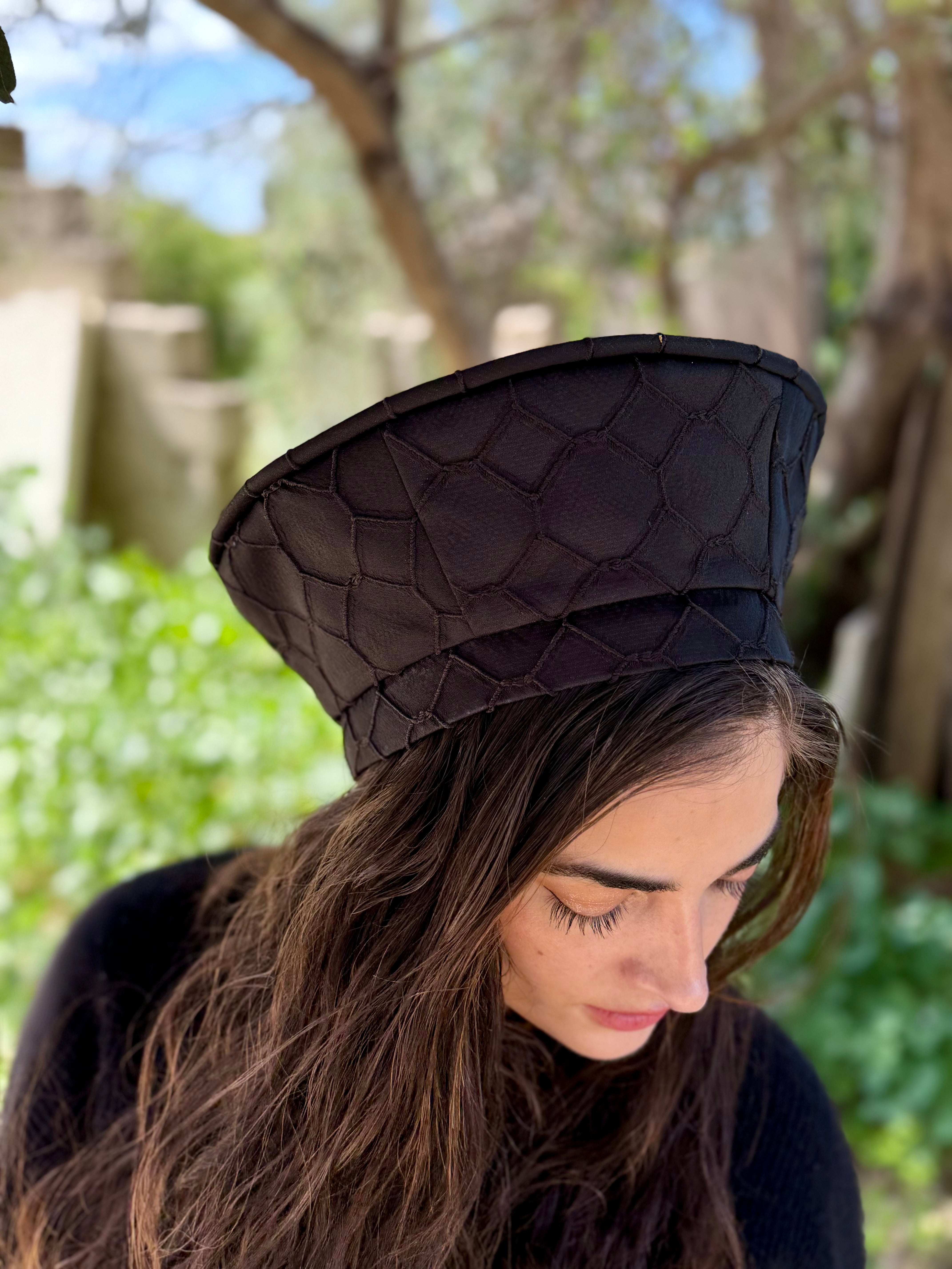 כובע שיק מעויינים שחור