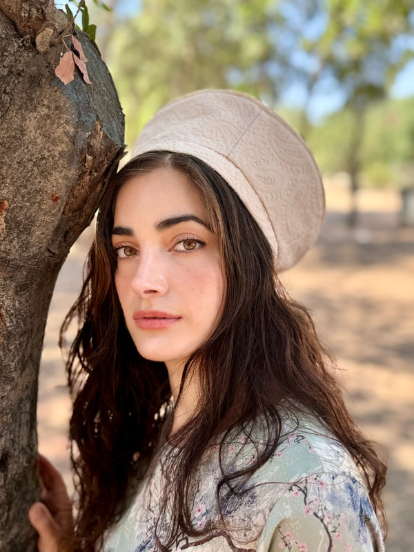 כובע שיק כפרי רקום בז׳ (7900037546160)