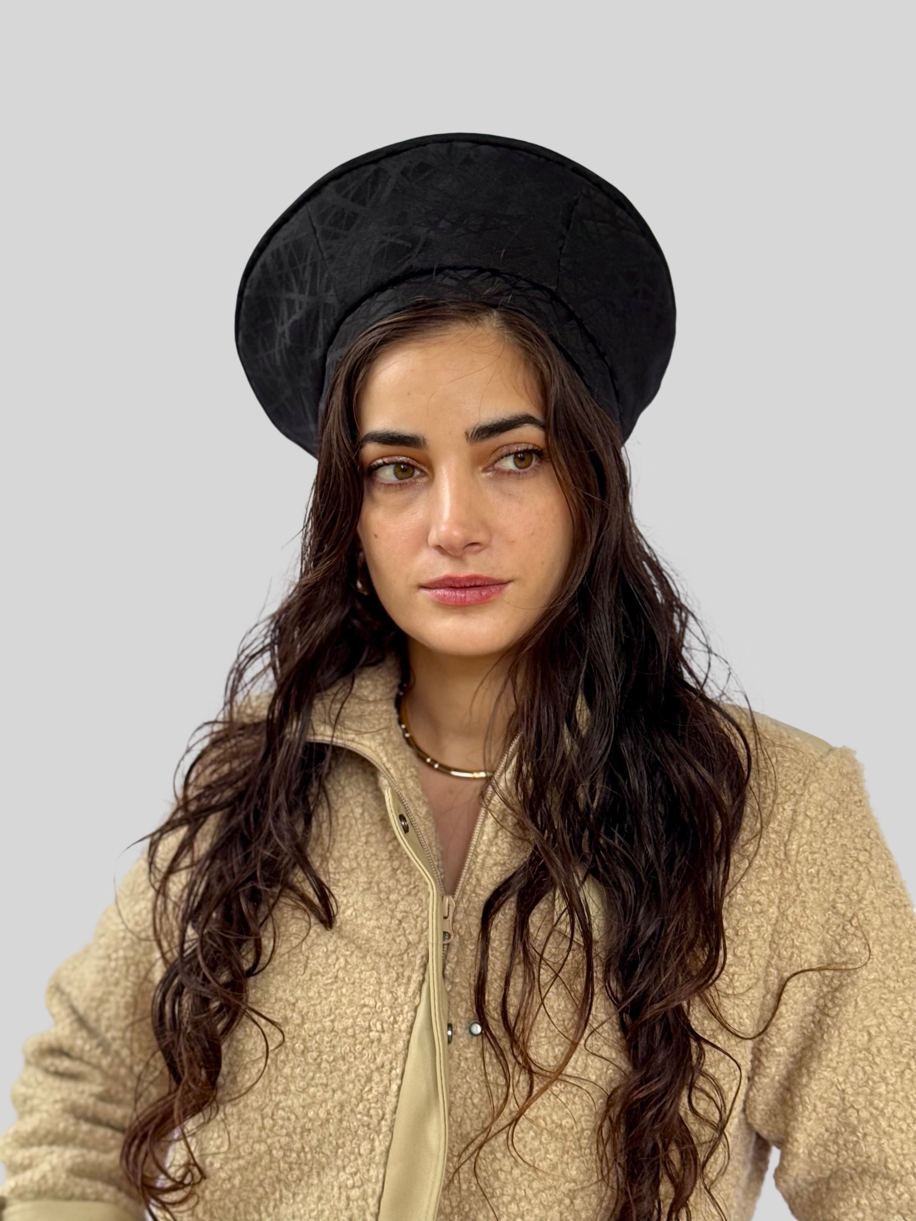 כובע שיק גאומטרי שחור