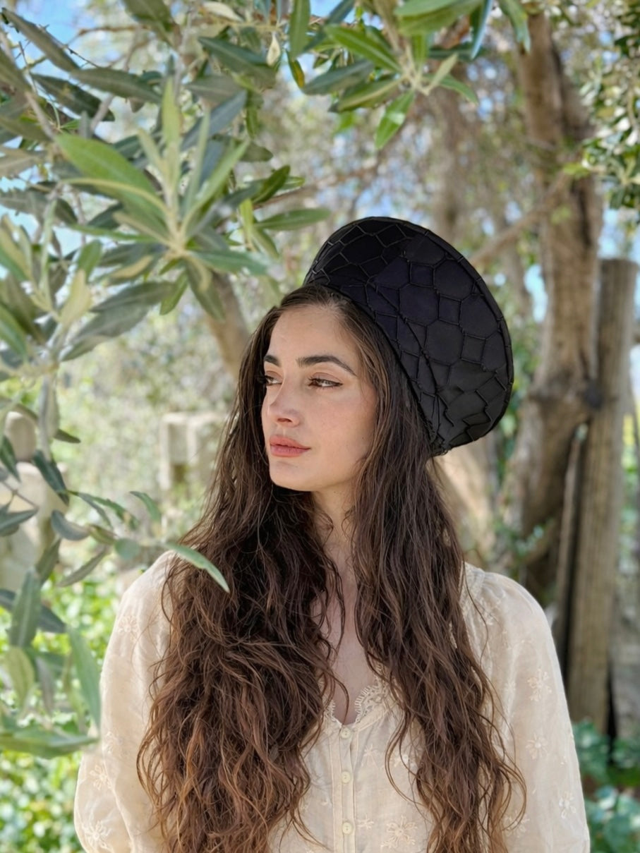 כובע שיק מעויינים שחור