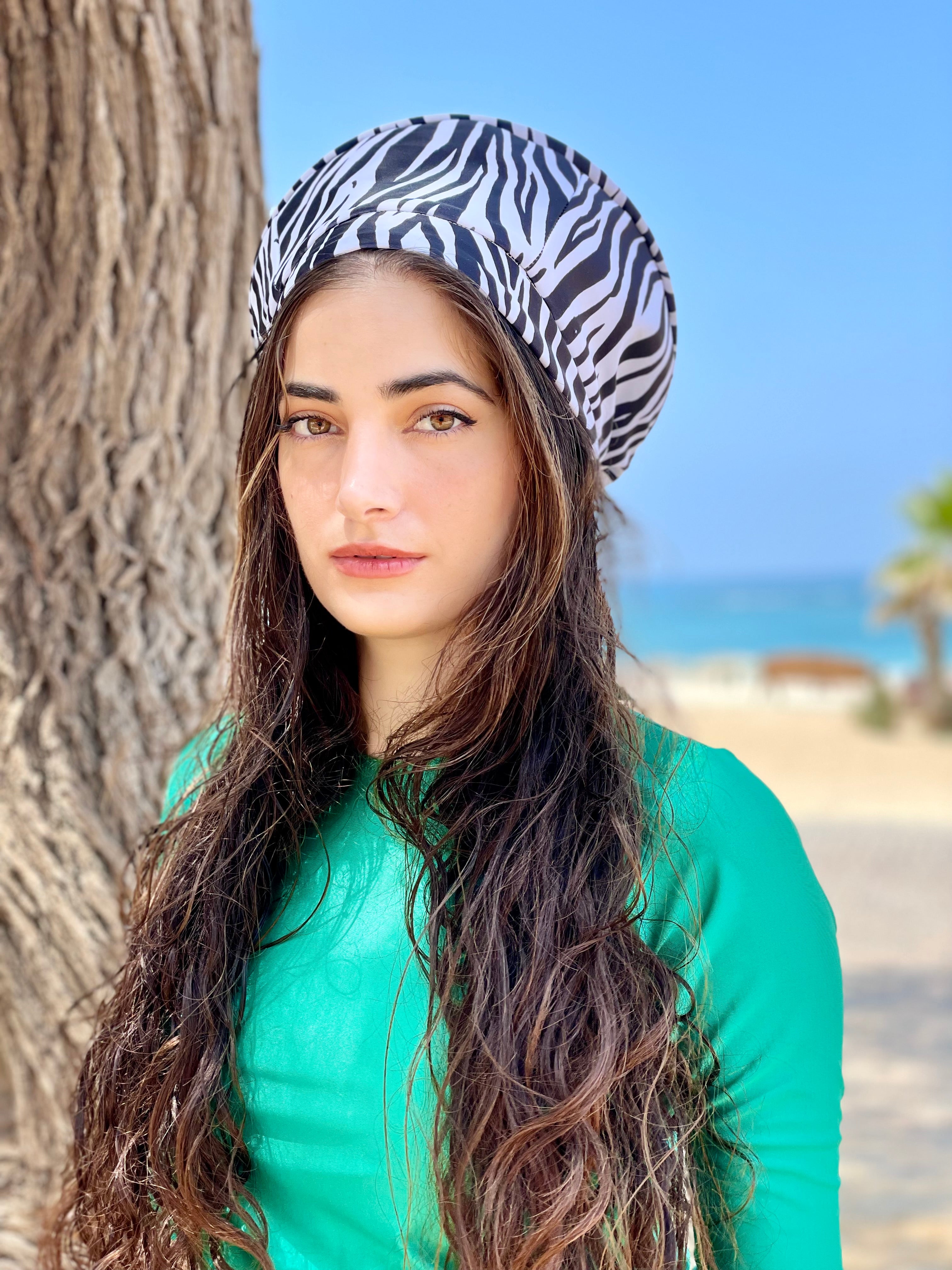 ⁨⁨כובע שיק קומפורט בגד-ים מזובר⁩⁩