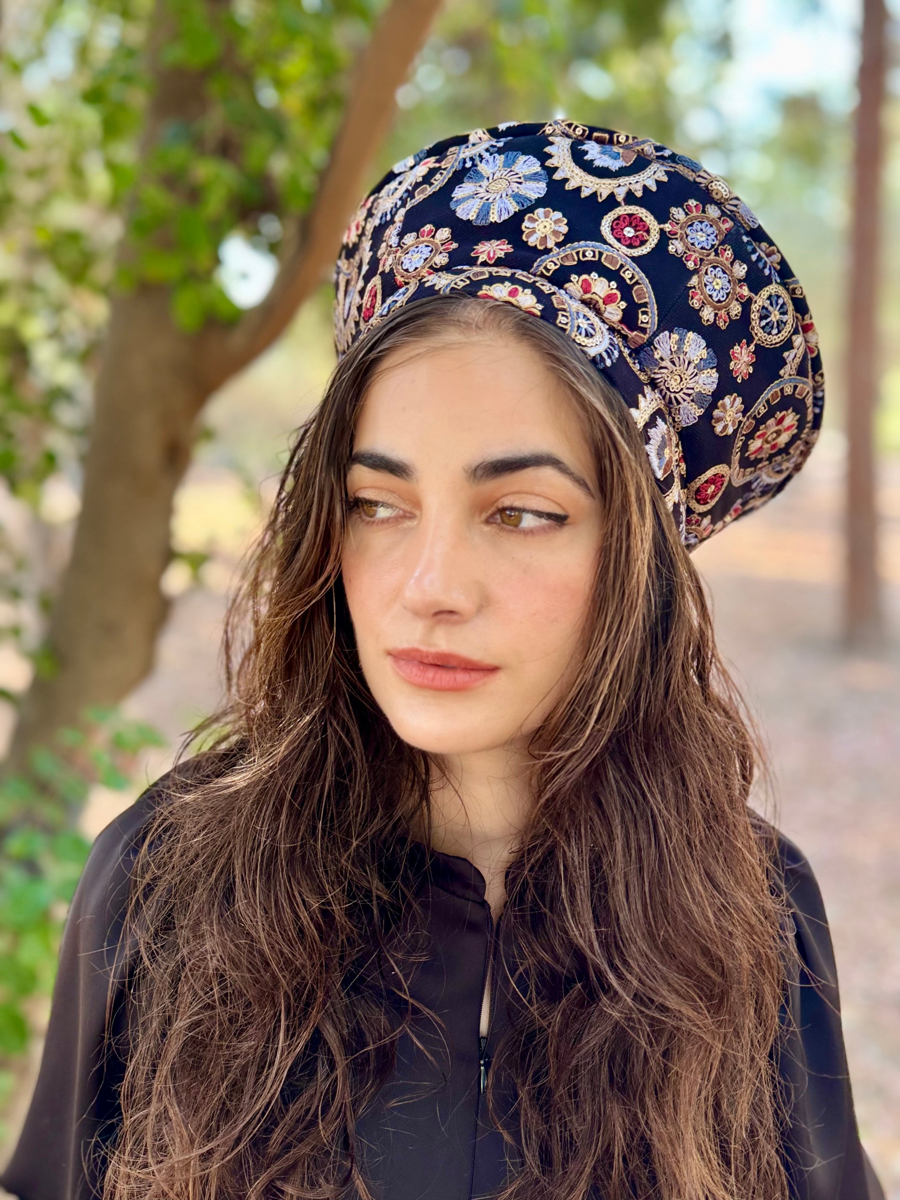 כובע שיק רקום עיגולים שחור תכלת (7900036104368)