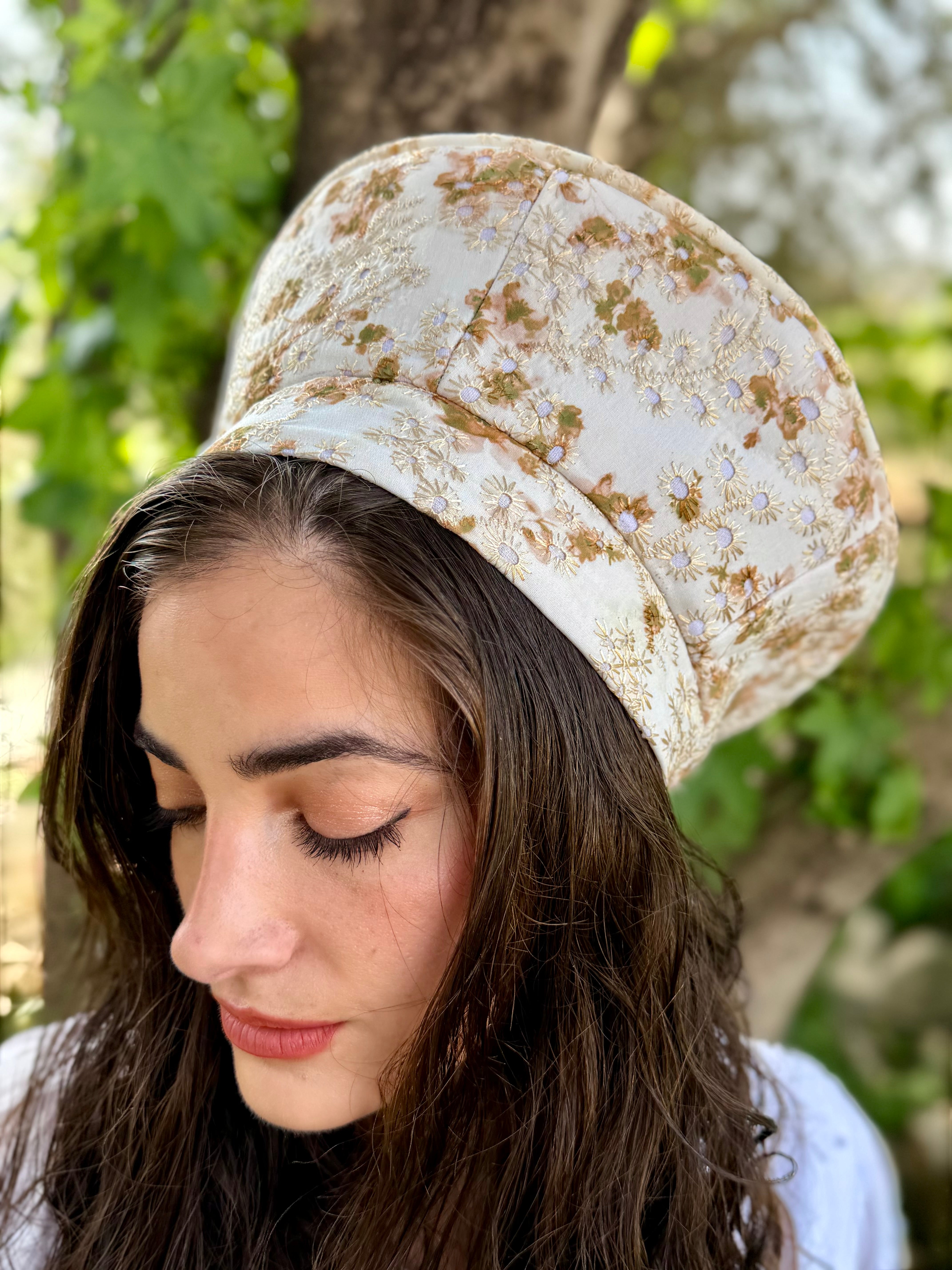 כובע שיק רקום לבן פרחוני