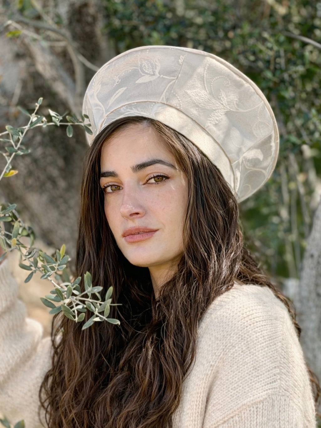 כובע שיק סאטן בז׳ פרחים