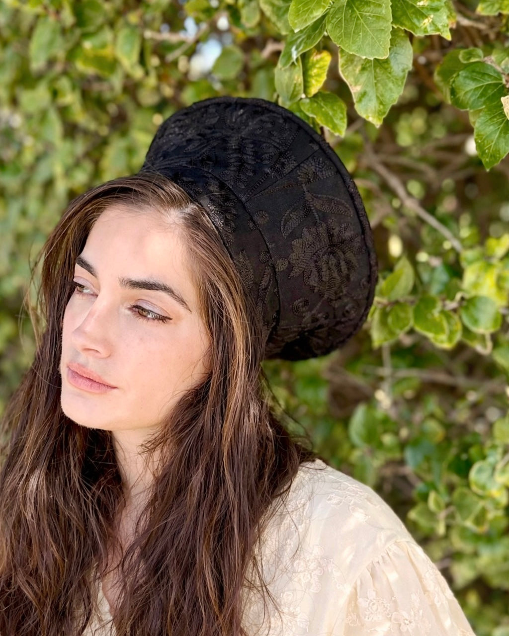 כובע שיק רקום שחור