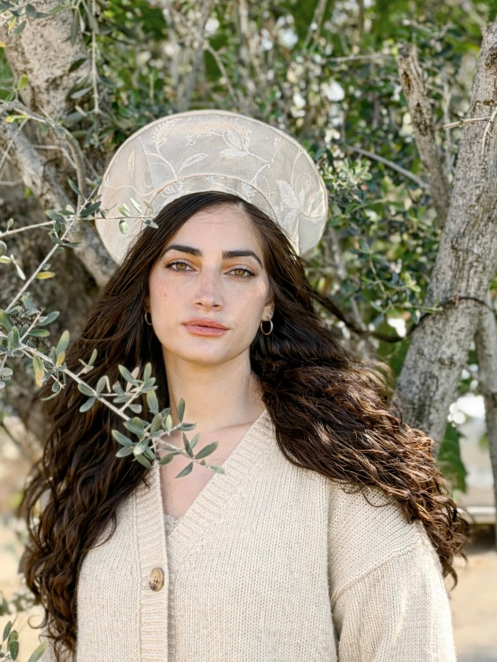 כובע שיק סאטן בז׳ פרחים