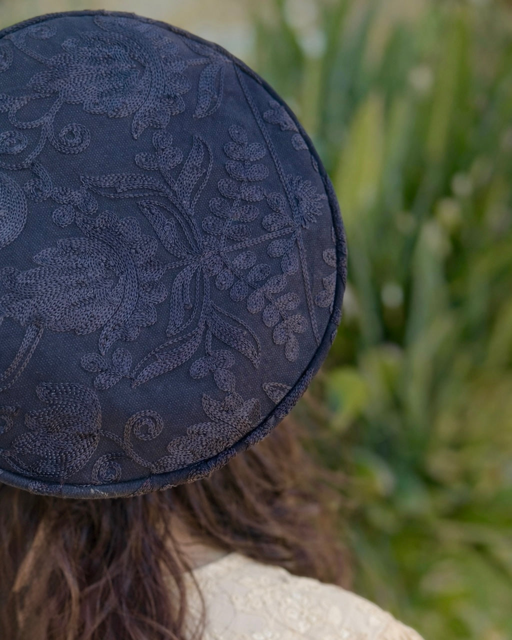 כובע שיק רקום שחור