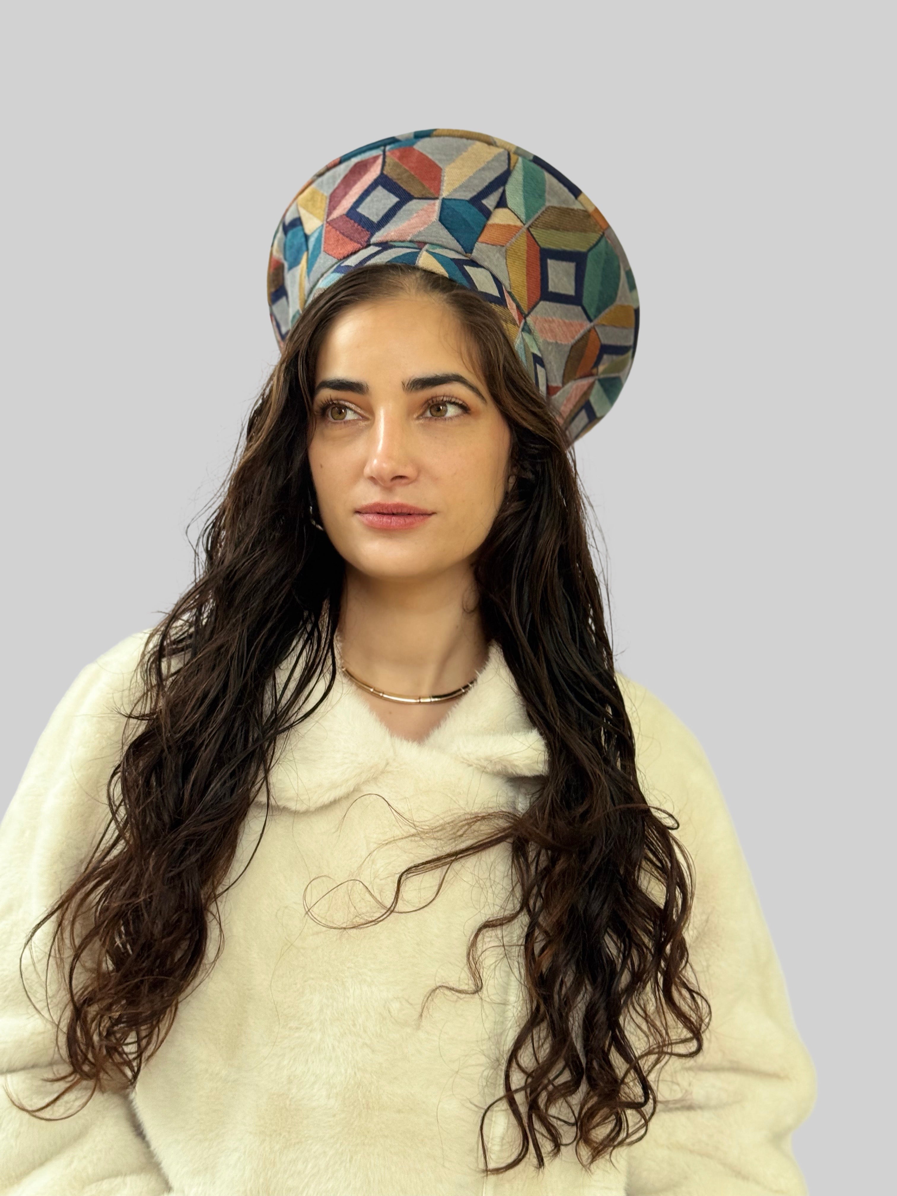 כובע שיק גאומטרי צבעוני