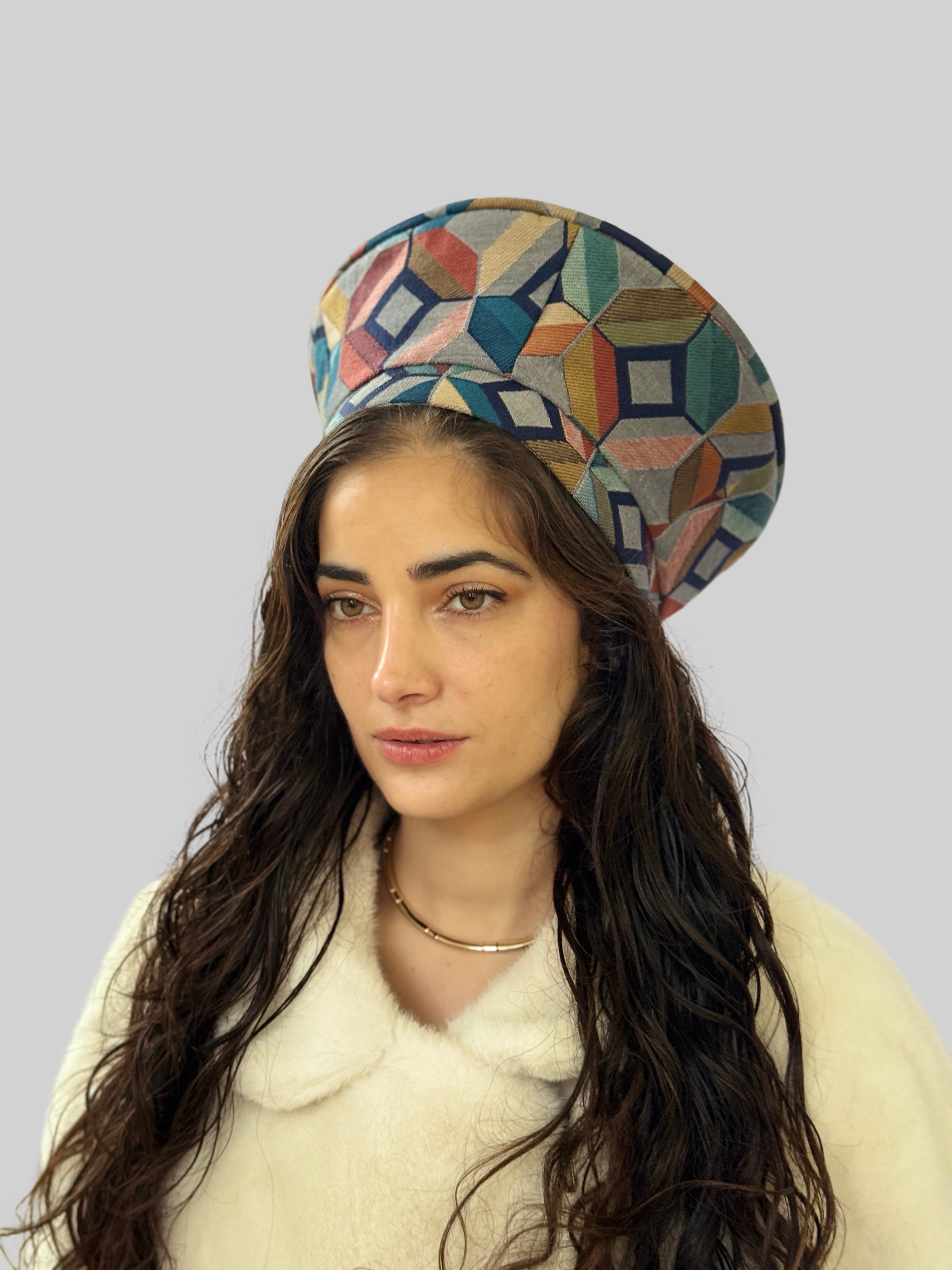 כובע שיק גאומטרי צבעוני