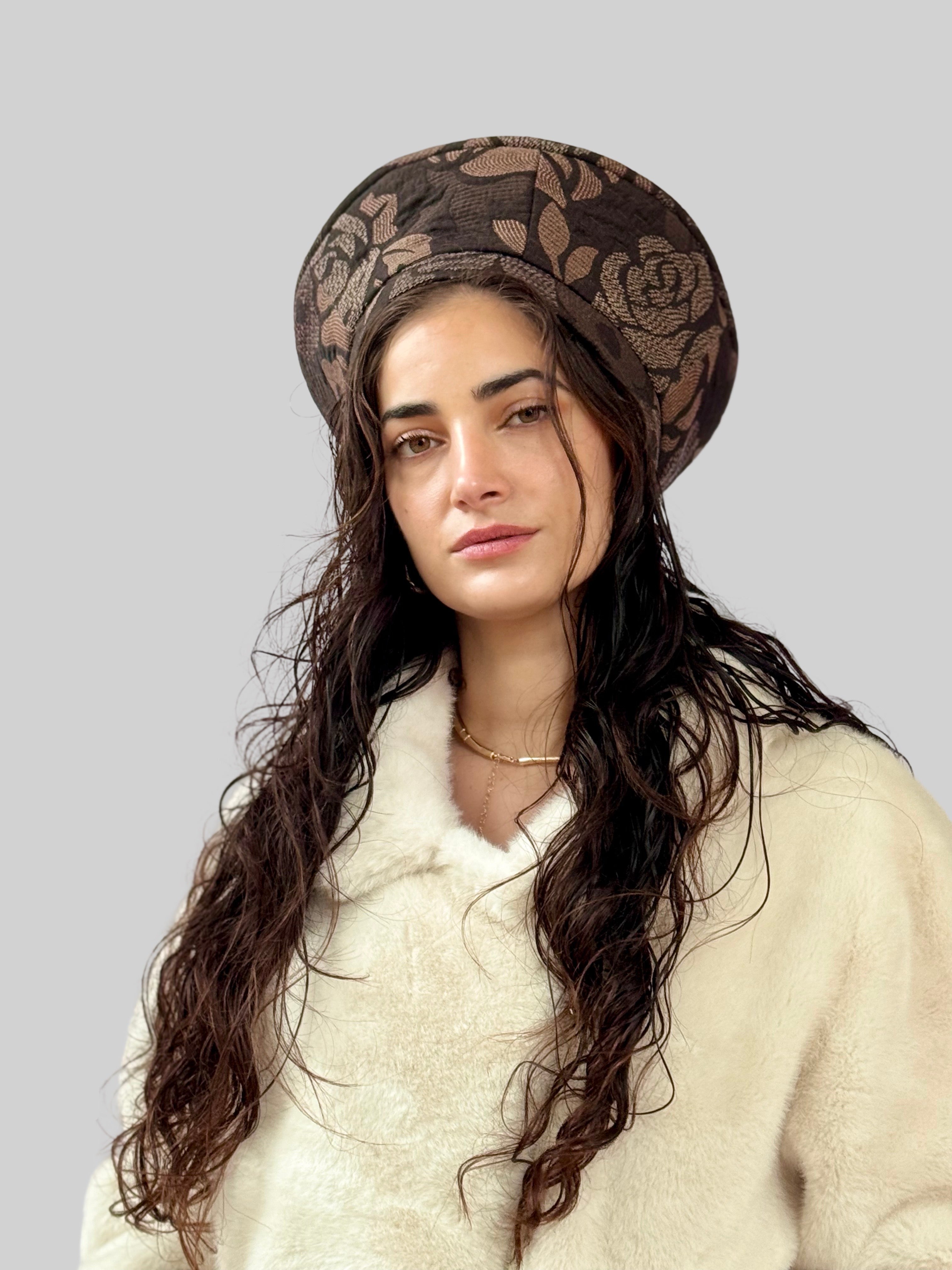 כובע שיק פרחוני חום