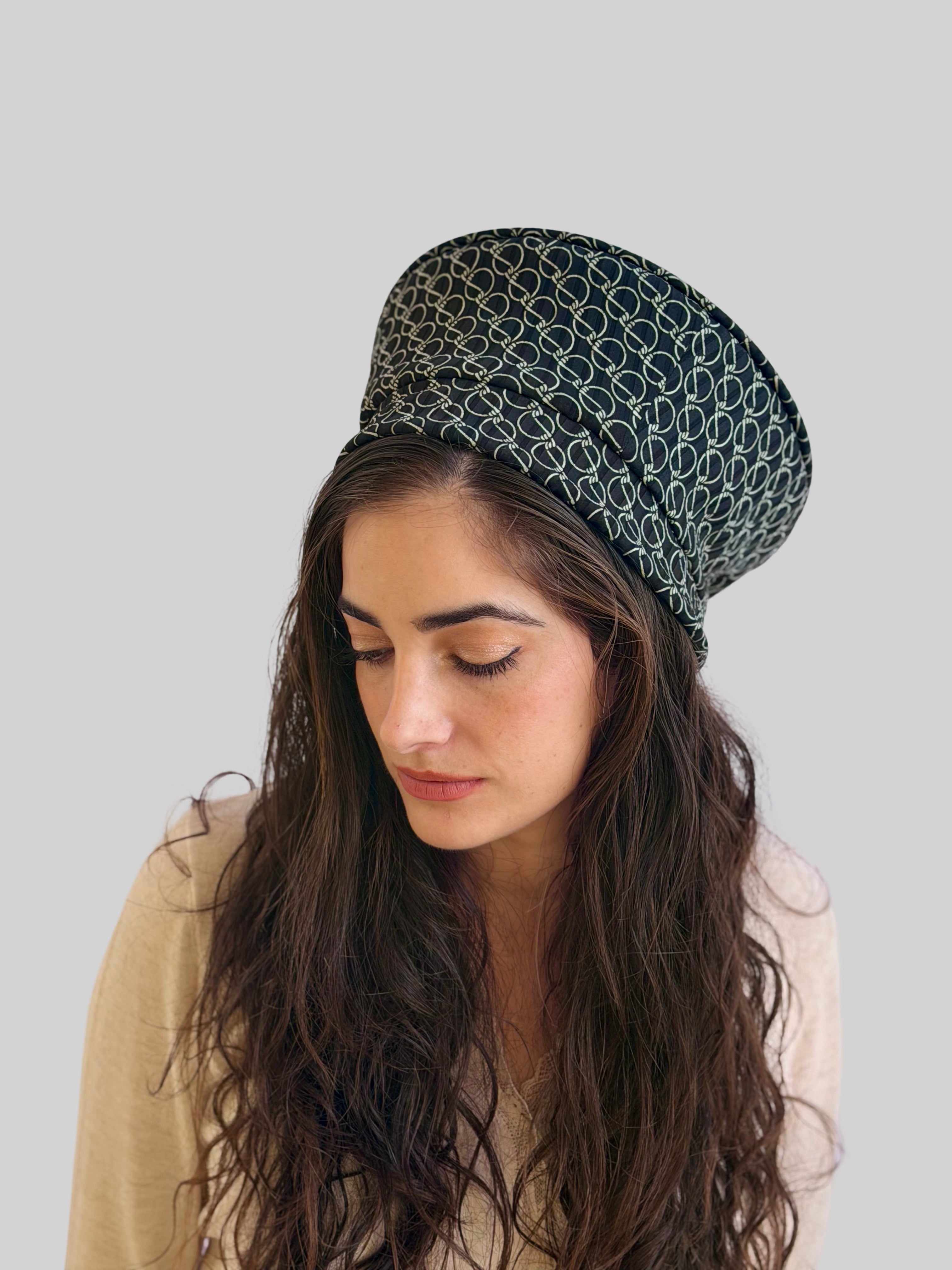 ⁨⁨⁨⁨ כובע שיק קומפורט עיגולים שחור לבן ⁩⁩⁩⁩