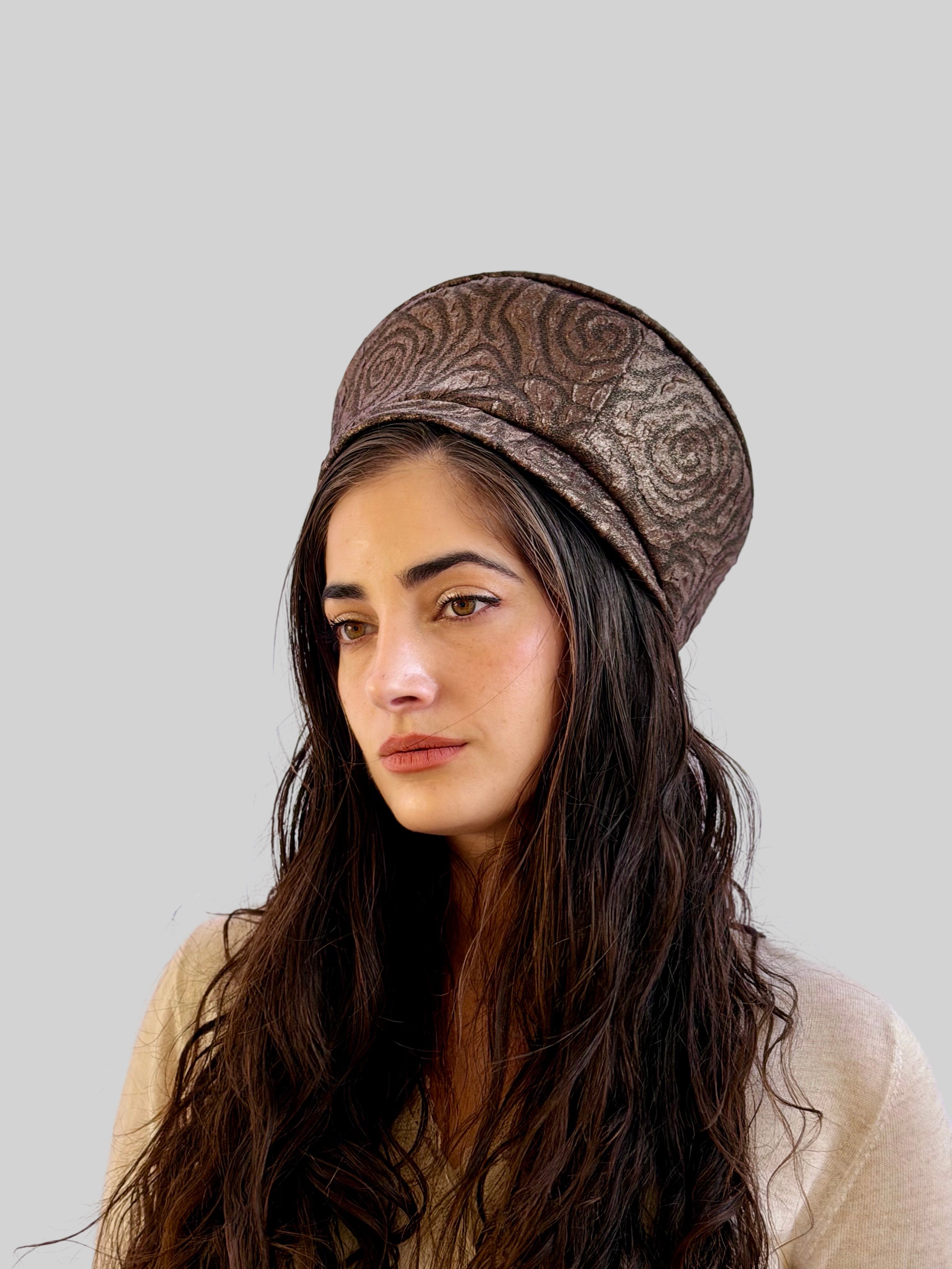 ⁨⁨⁨⁨ כובע שיק קומפורט פרחים מבריקים ברונזה ⁩⁩⁩⁩