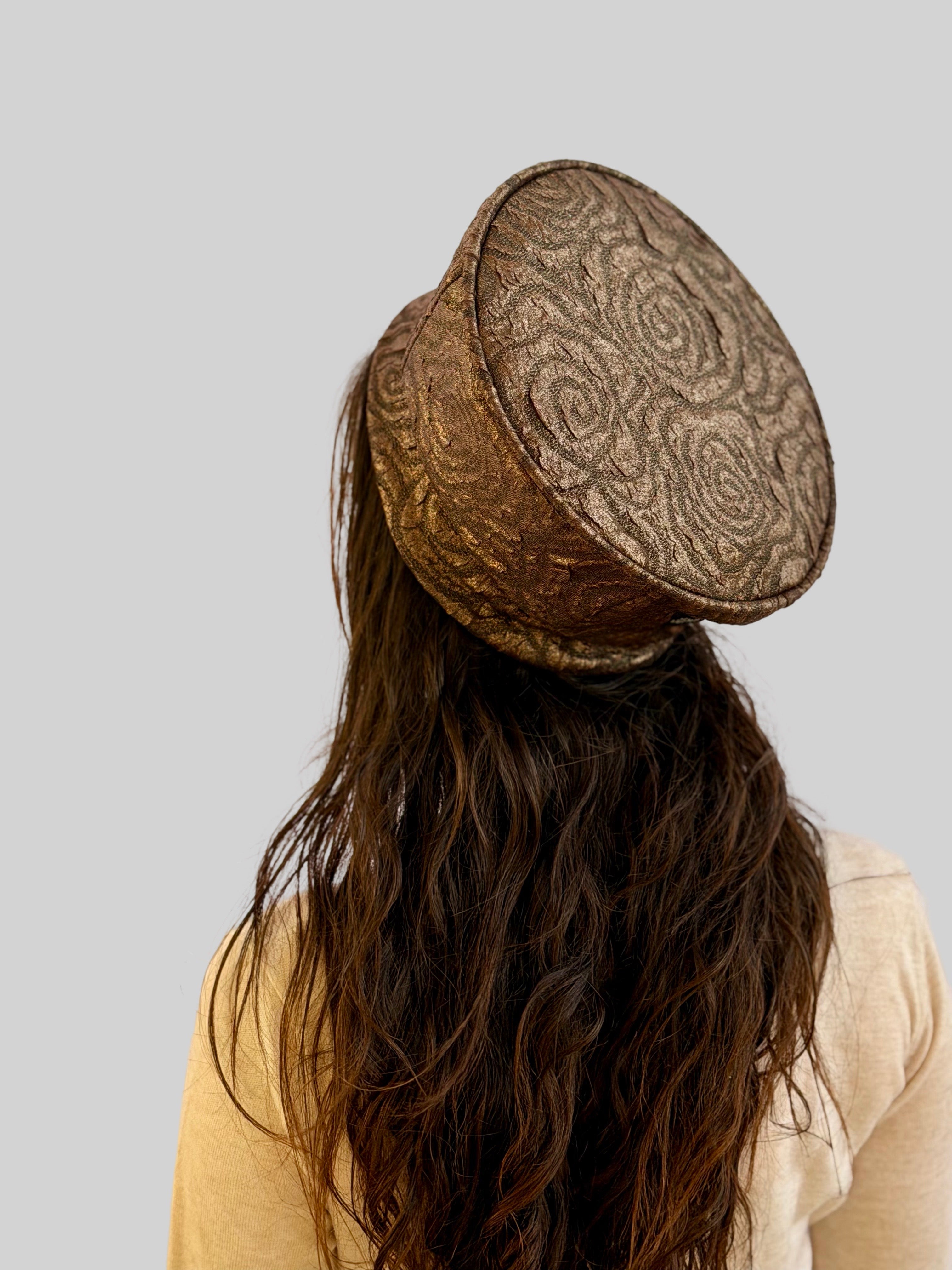 ⁨⁨⁨⁨ כובע שיק קומפורט פרחים מבריקים ברונזה ⁩⁩⁩⁩