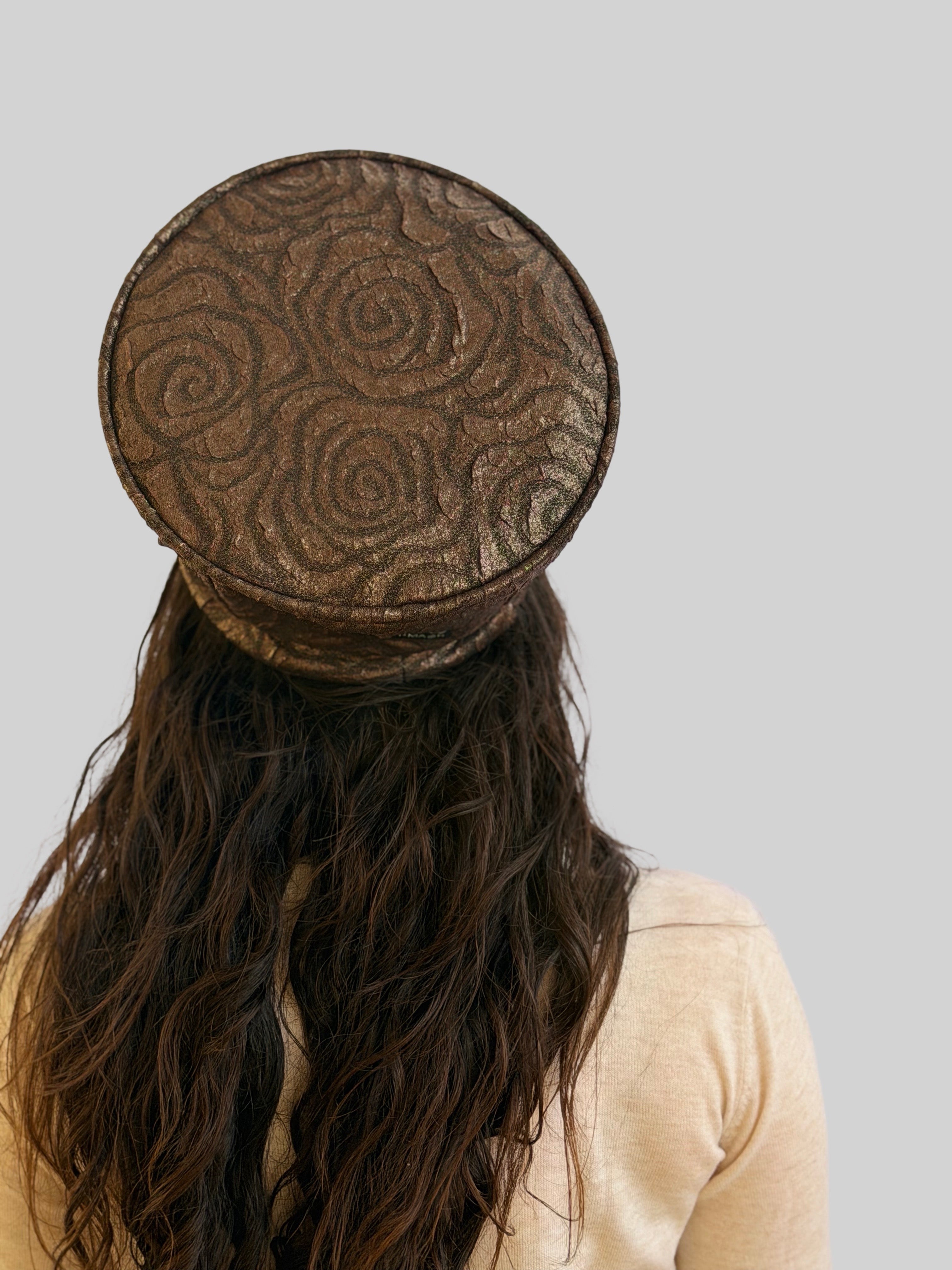 ⁨⁨⁨⁨ כובע שיק קומפורט פרחים מבריקים ברונזה ⁩⁩⁩⁩