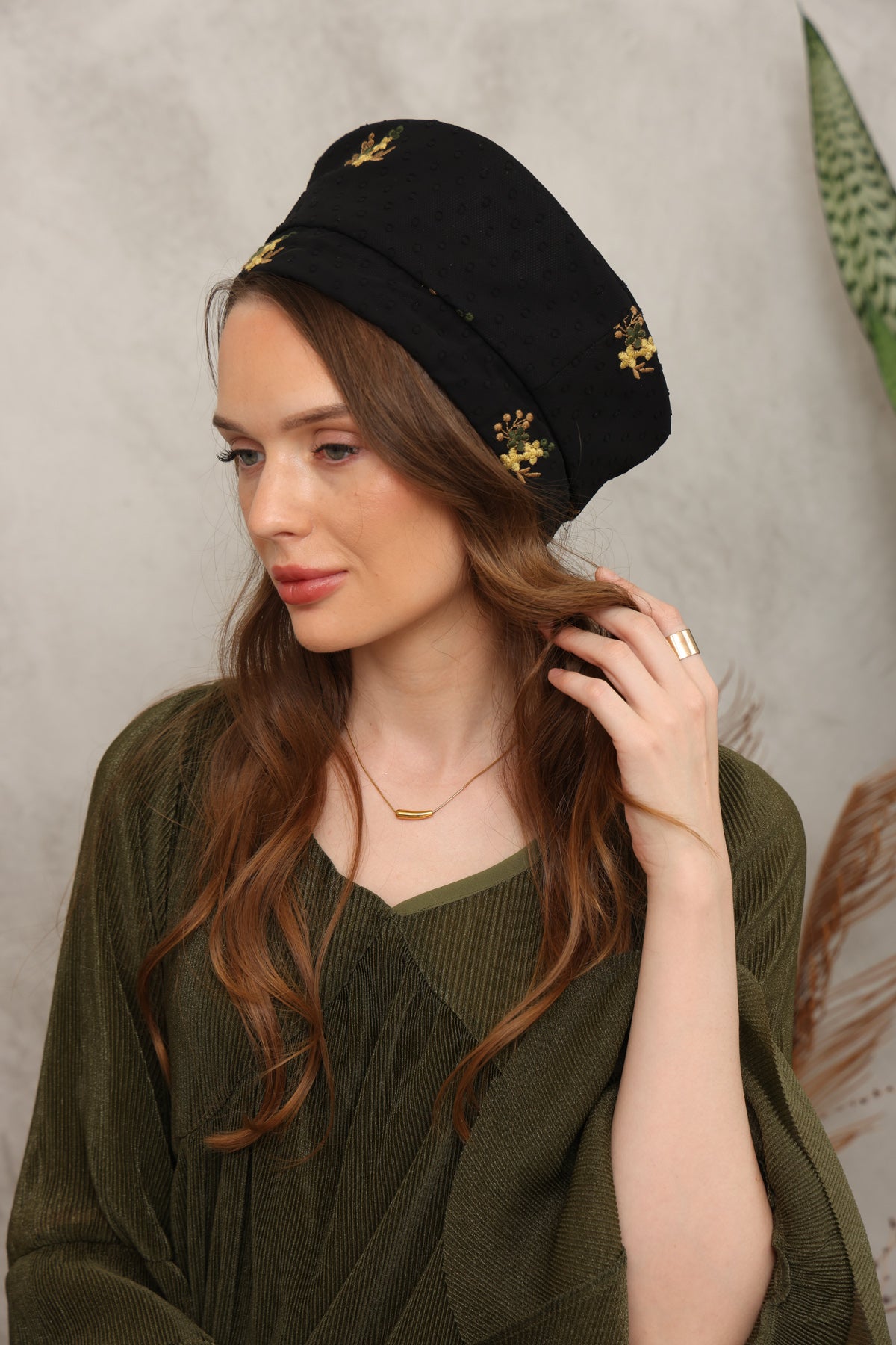 כובע שיק פטיט שחור פרחים צהובים